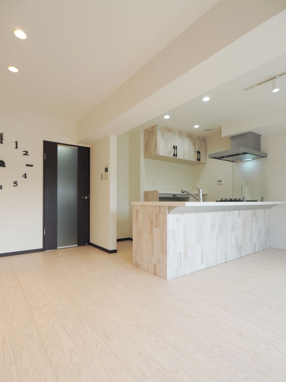 ミラードアに映る緑も、インテリアの一部に。