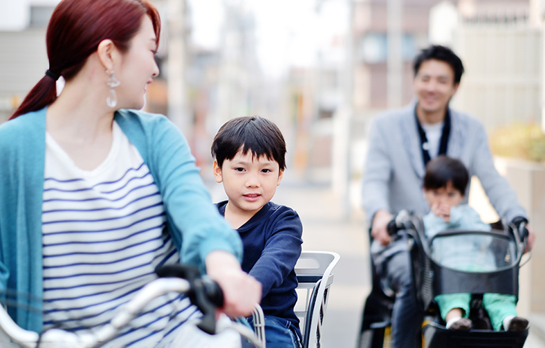自転車に乗る家族