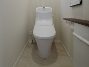 A号地：シンプルなデザインの2階トイレは、小物置きに便利なカウンター付き